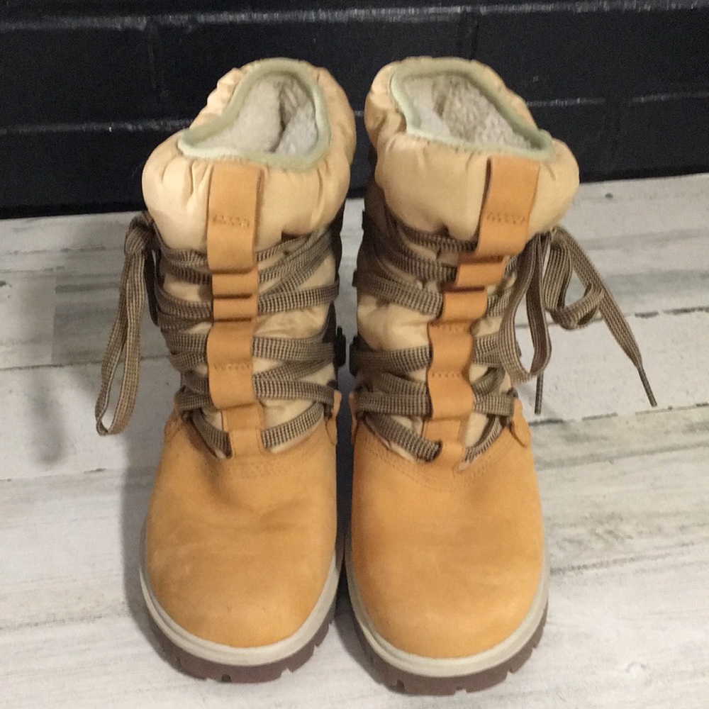 Timberland tan lace up genuine leather fur-lined boots size 6M